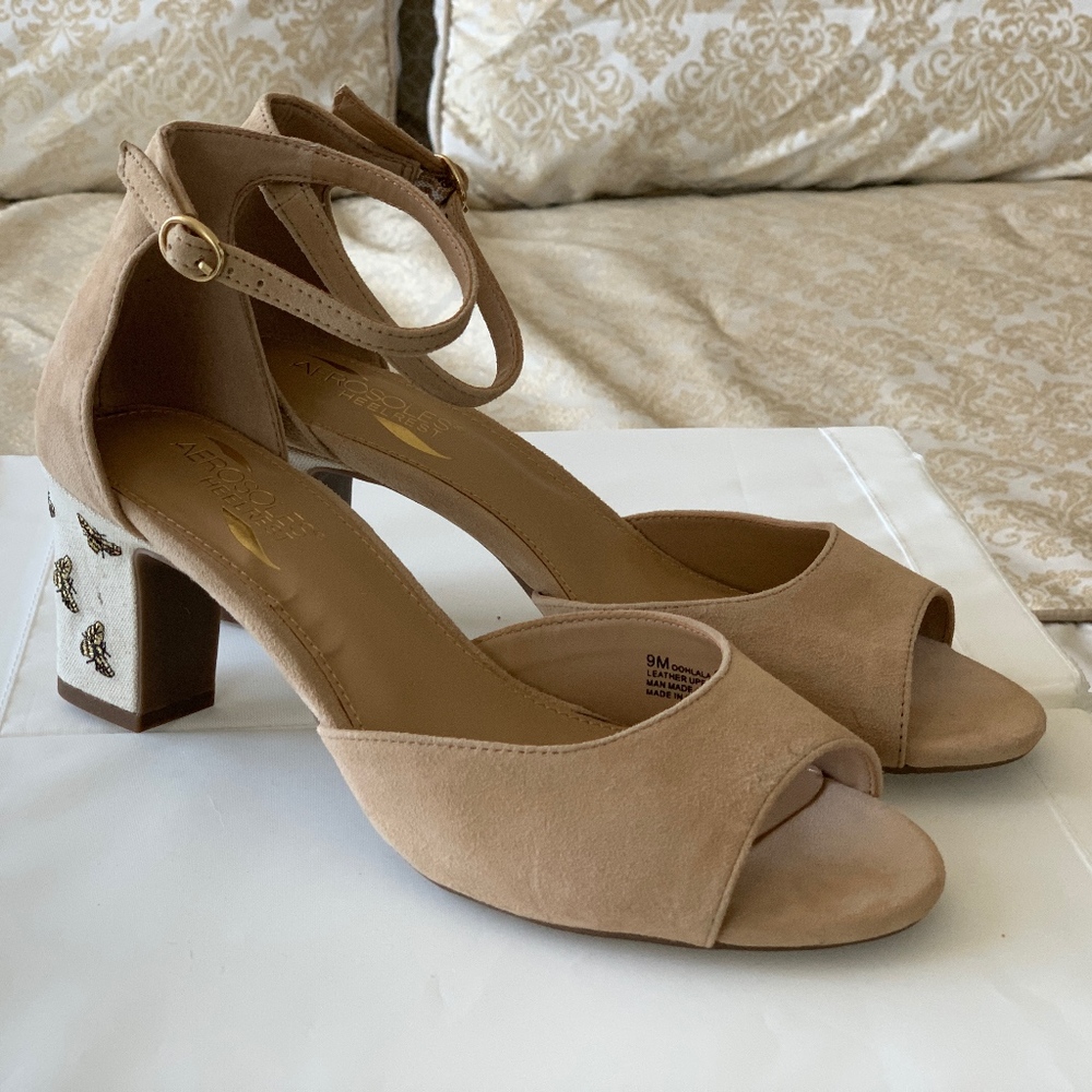 AEROSOLES Tan Suede Open-Toe Block Heel Sandals with Embellished Heel
